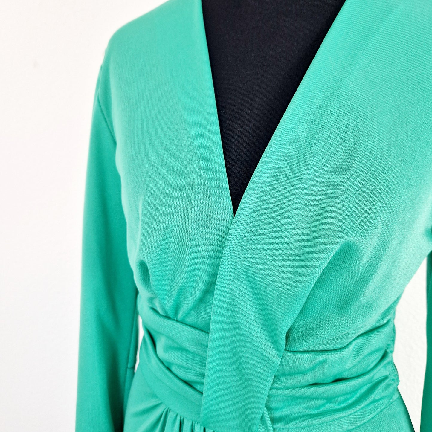 Einzigartiges und nachhaltiges Vintage Kleid in grün. Unique and sustainable vintage dress in green. Close-up.