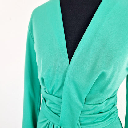 Einzigartiges und nachhaltiges Vintage Kleid in grün. Unique and sustainable vintage dress in green. Close-up.