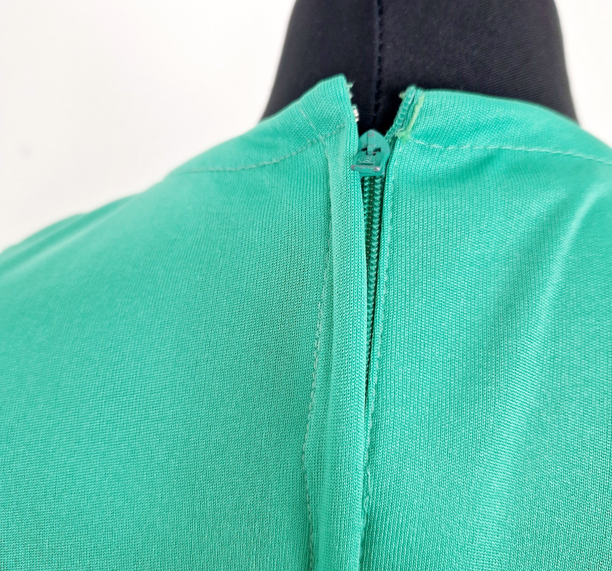Einzigartiges und nachhaltiges Vintage Kleid in grün. Unique and sustainable vintage dress in green. Zipper.