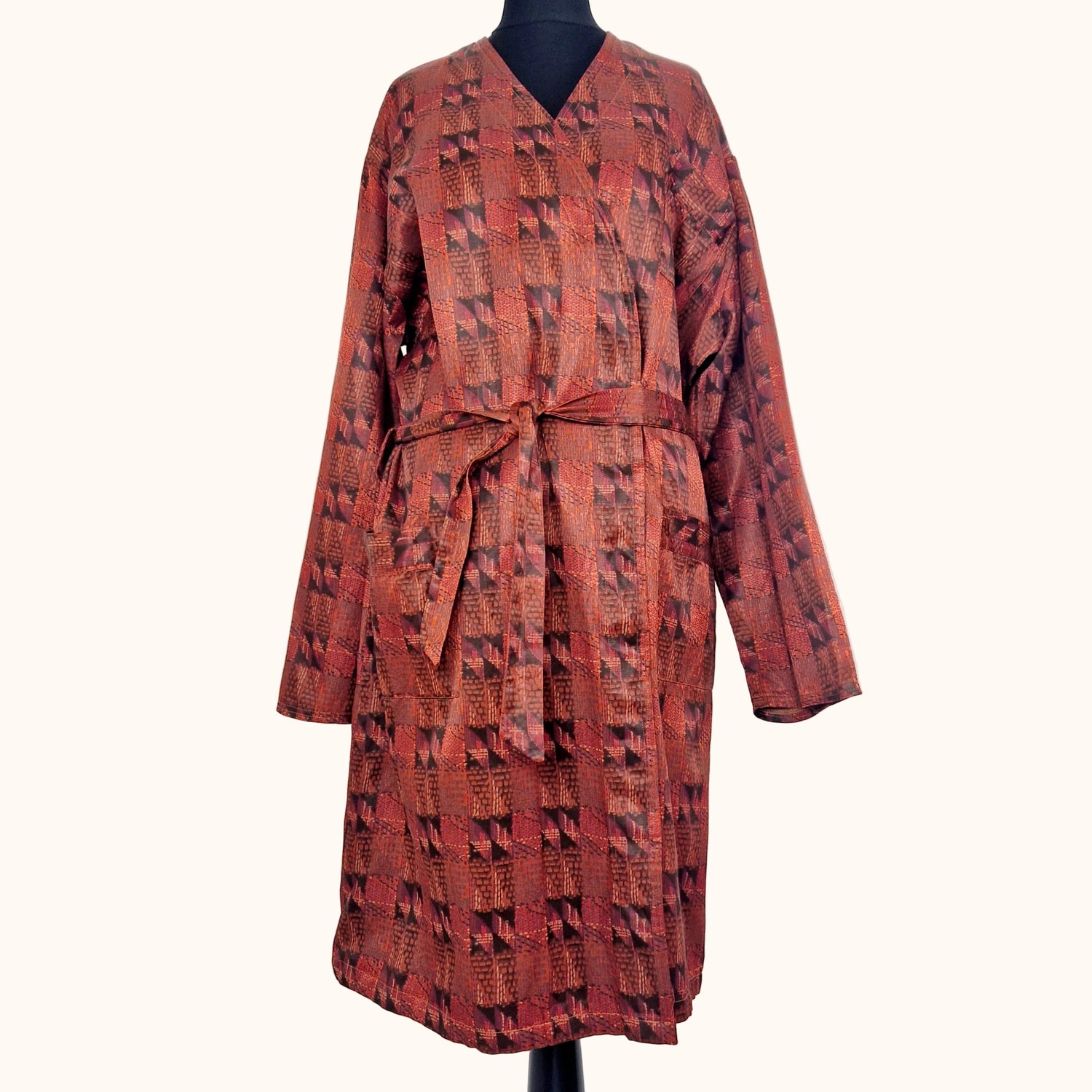 Einzigartiger und nachhaltiger Vintage Bademantel in rostrot-braun. Unique and sustainable vintage bathrobe in rusty red and brown. Front.