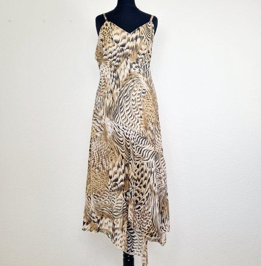 Einzigartiges und nachhaltiges Vintage Kleid in beige. Unique and sustainable vintage dress in beige. Front.