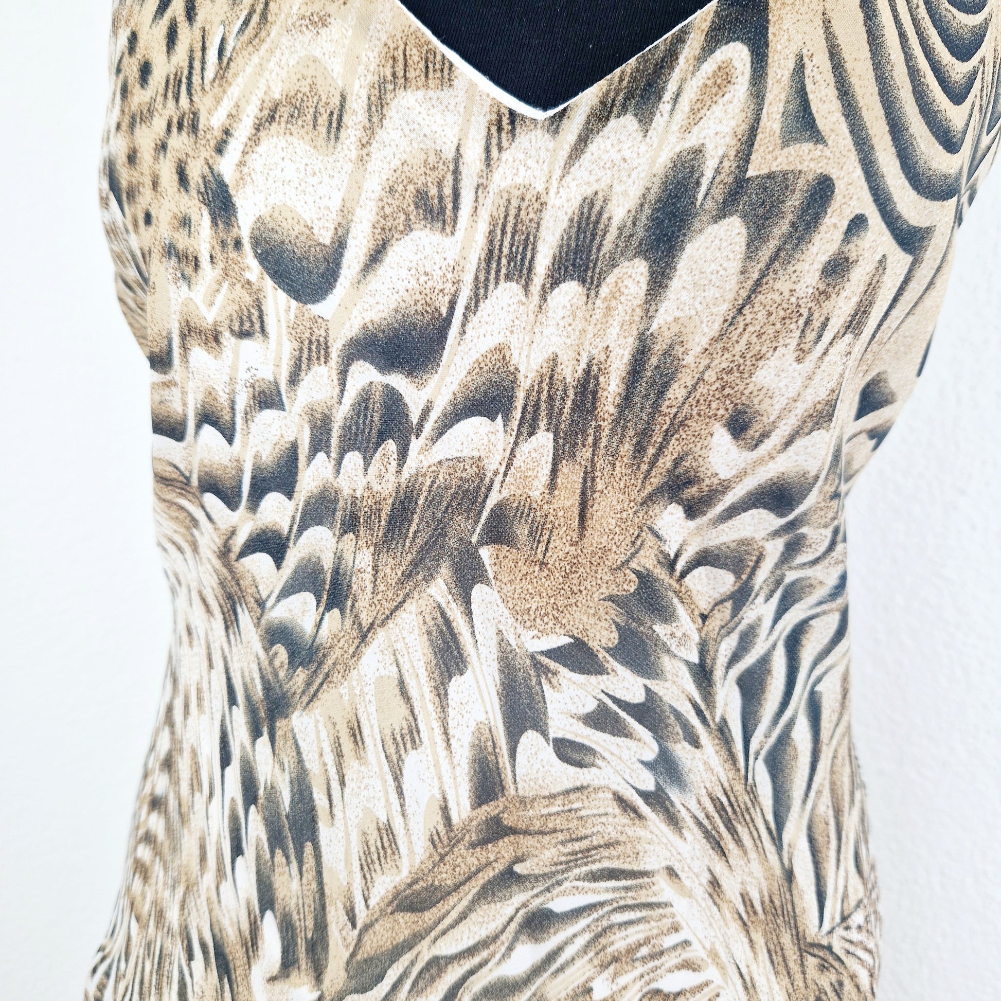 Einzigartiges und nachhaltiges Vintage Kleid in beige. Unique and sustainable vintage dress in beige. Close-up.