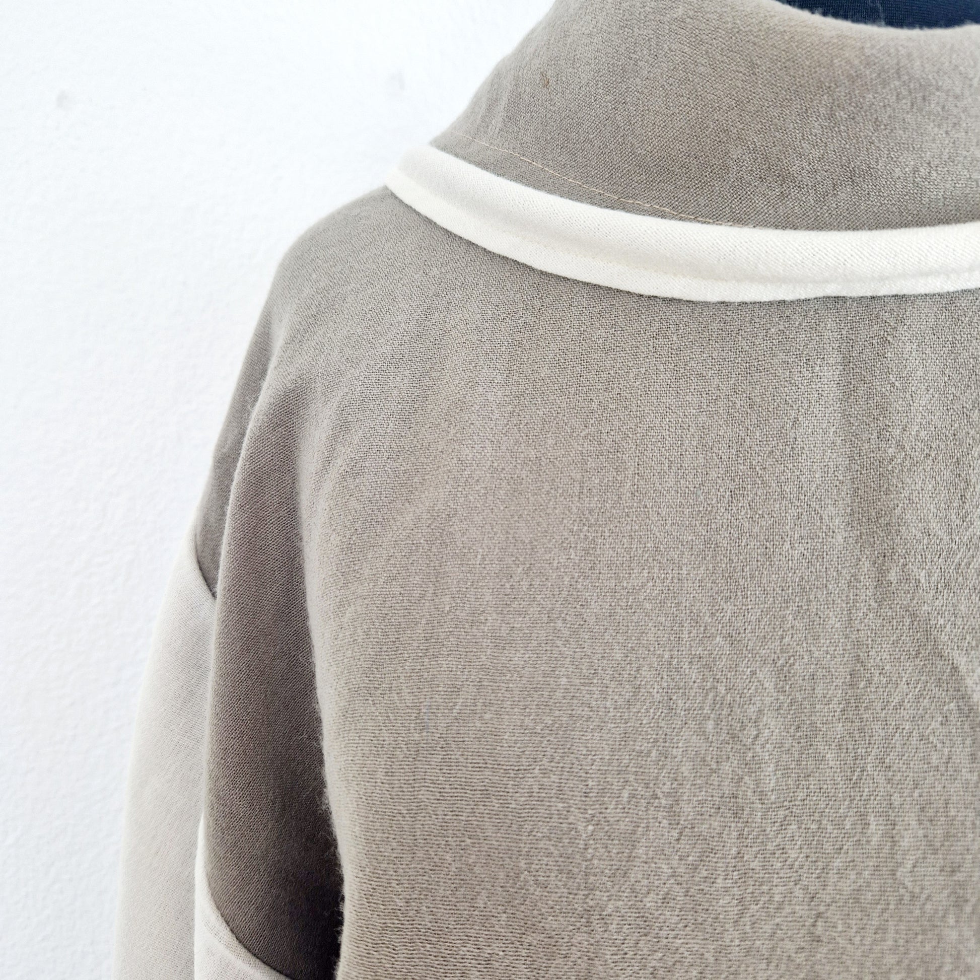 Einzigartiges und nachhaltiges Vintage Kleid in beige-Eierschale mit Kragen. Unique and sustainable vintage dress in brown-off-white with a collar. Collar.