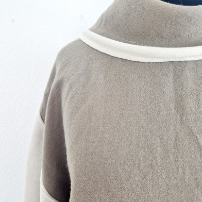 Einzigartiges und nachhaltiges Vintage Kleid in beige-Eierschale mit Kragen. Unique and sustainable vintage dress in brown-off-white with a collar. Collar.