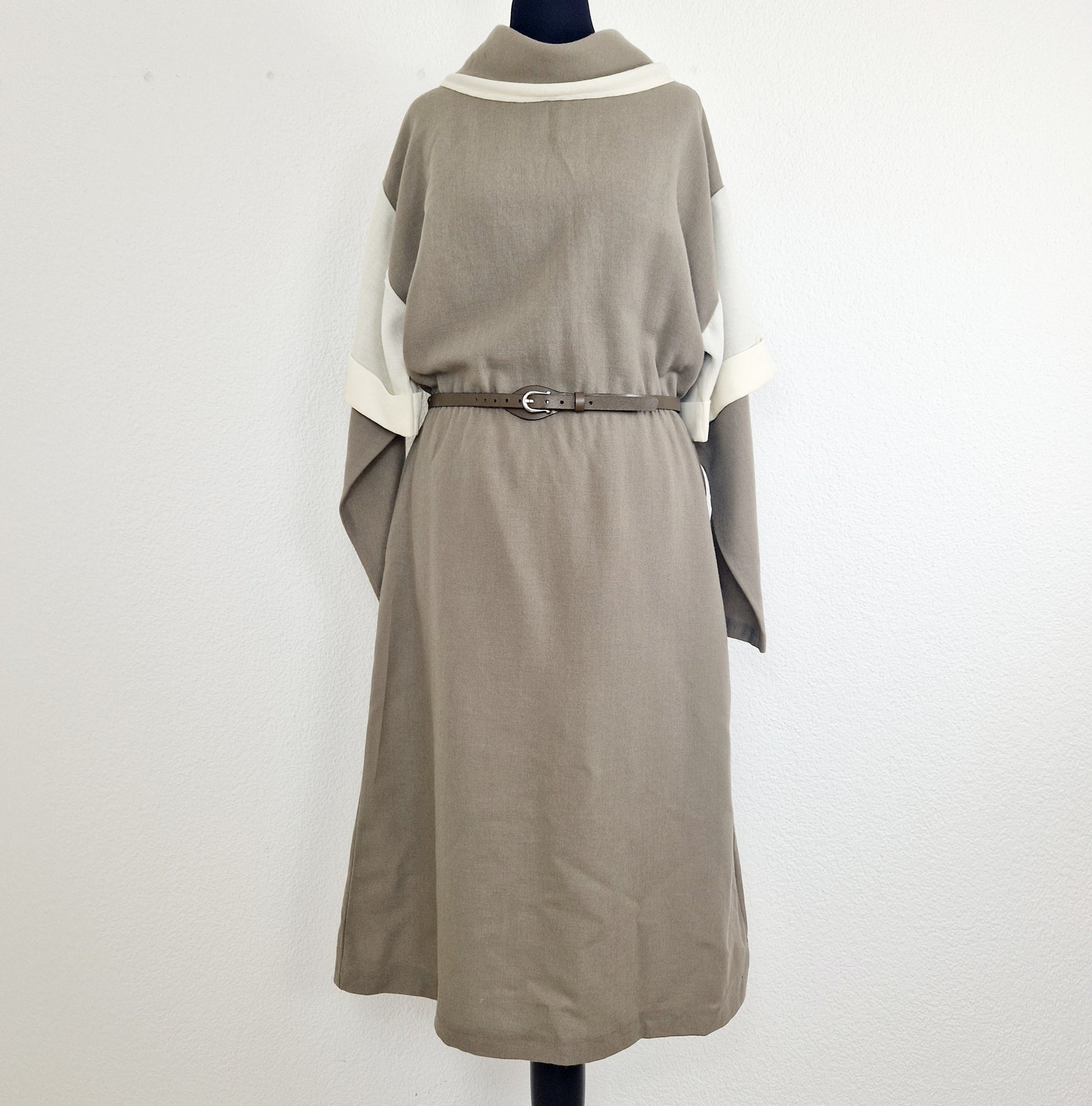 Einzigartiges und nachhaltiges Vintage Kleid in beige-Eierschale mit Kragen. Unique and sustainable vintage dress in brown-off-white with a collar. Front.