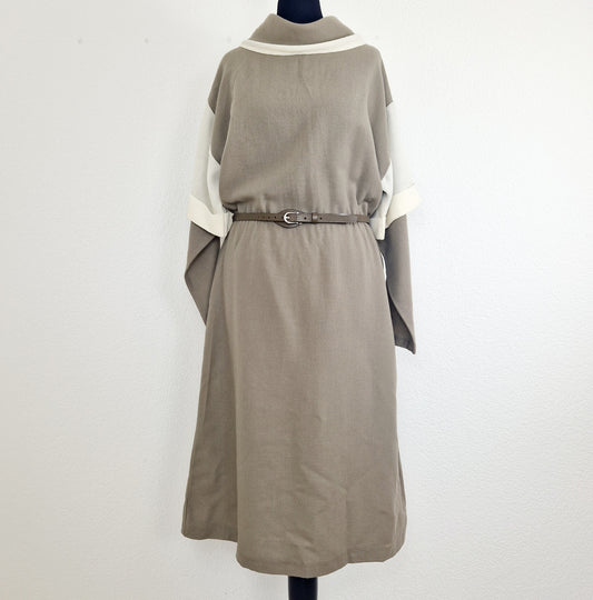 Einzigartiges und nachhaltiges Vintage Kleid in beige-Eierschale mit Kragen. Unique and sustainable vintage dress in brown-off-white with a collar. Front.