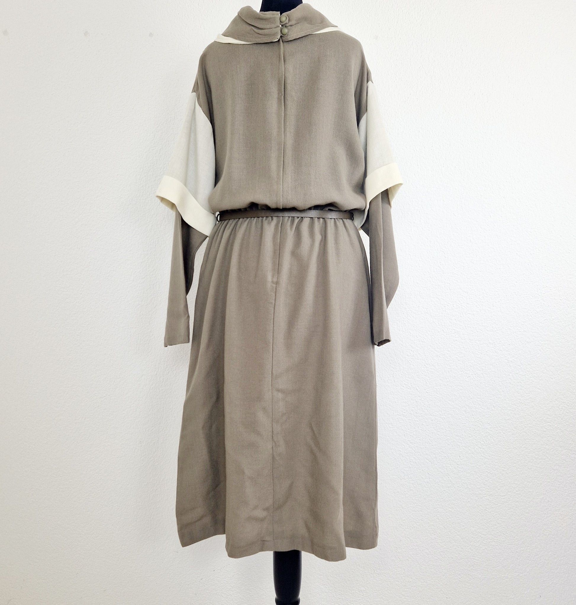 Einzigartiges und nachhaltiges Vintage Kleid in beige-Eierschale mit Kragen. Unique and sustainable vintage dress in brown-off-white with a collar. Back.