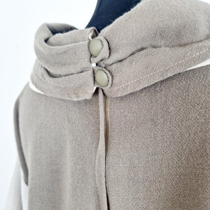 Einzigartiges und nachhaltiges Vintage Kleid in beige-Eierschale mit Kragen. Unique and sustainable vintage dress in brown-off-white with a collar. Close-up.