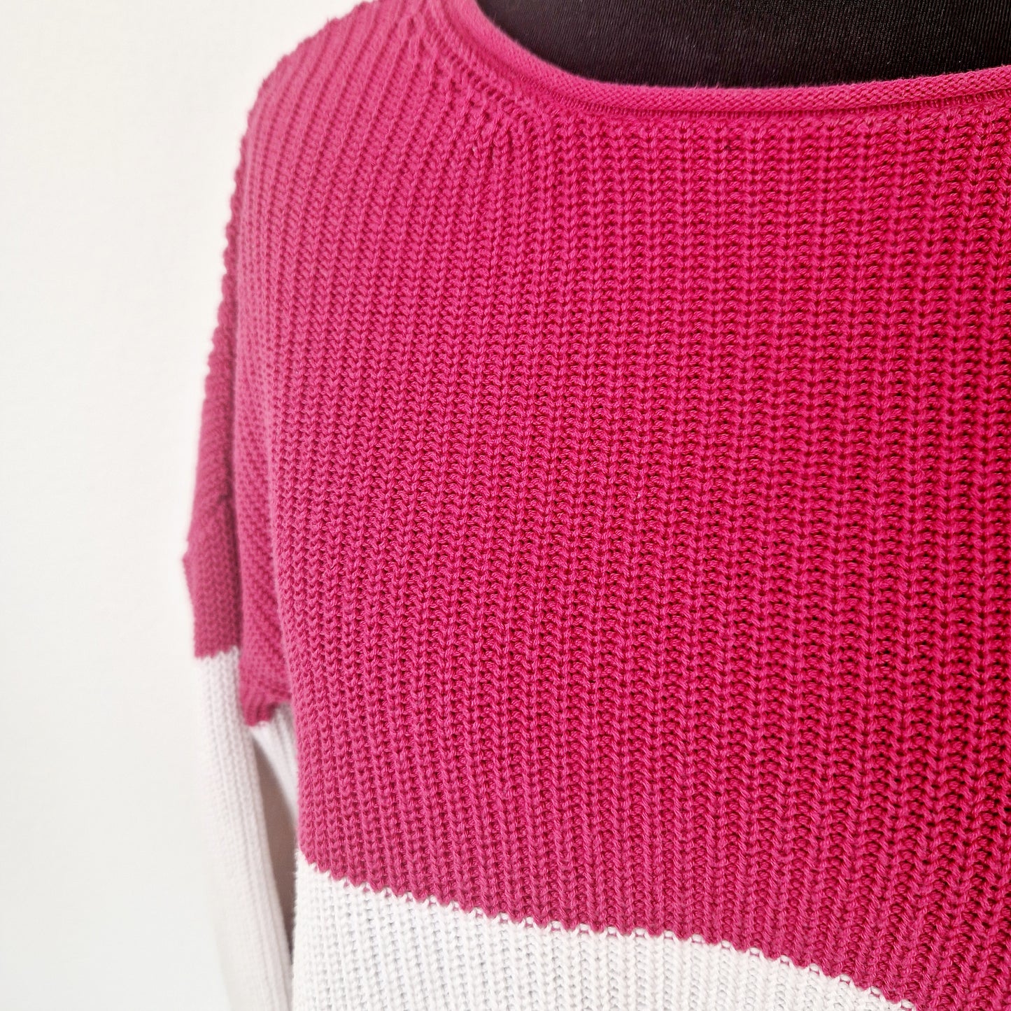 Einzigartiger und nachhaltiger Vintage Pullover in dunkelblau-weiss-pink. Unique and sustainable vintage pullover in dark blue-white-pink. Close up.
