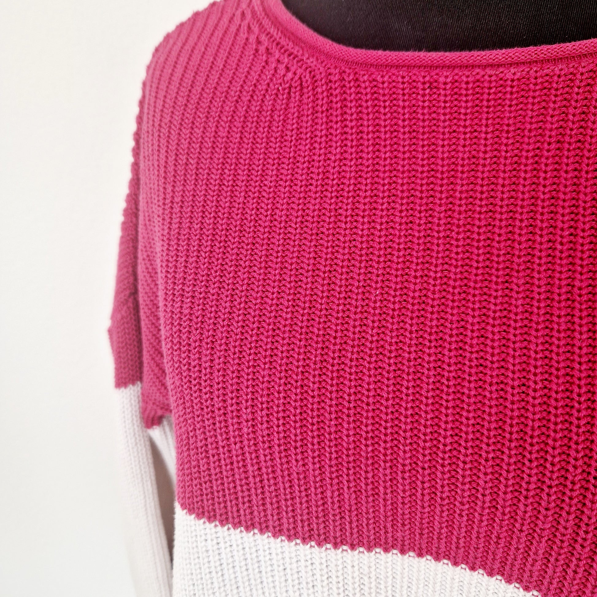 Einzigartiger und nachhaltiger Vintage Pullover in dunkelblau-weiss-pink. Unique and sustainable vintage pullover in dark blue-white-pink. Close up.