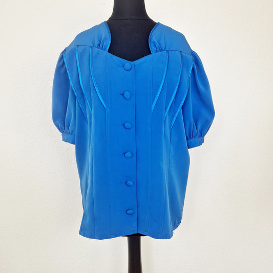 Einzigartige und nachhaltige Vintage Kurzarmbluse in blau. Unique and sustainable vintage short sleeved blouse in blue. Front.