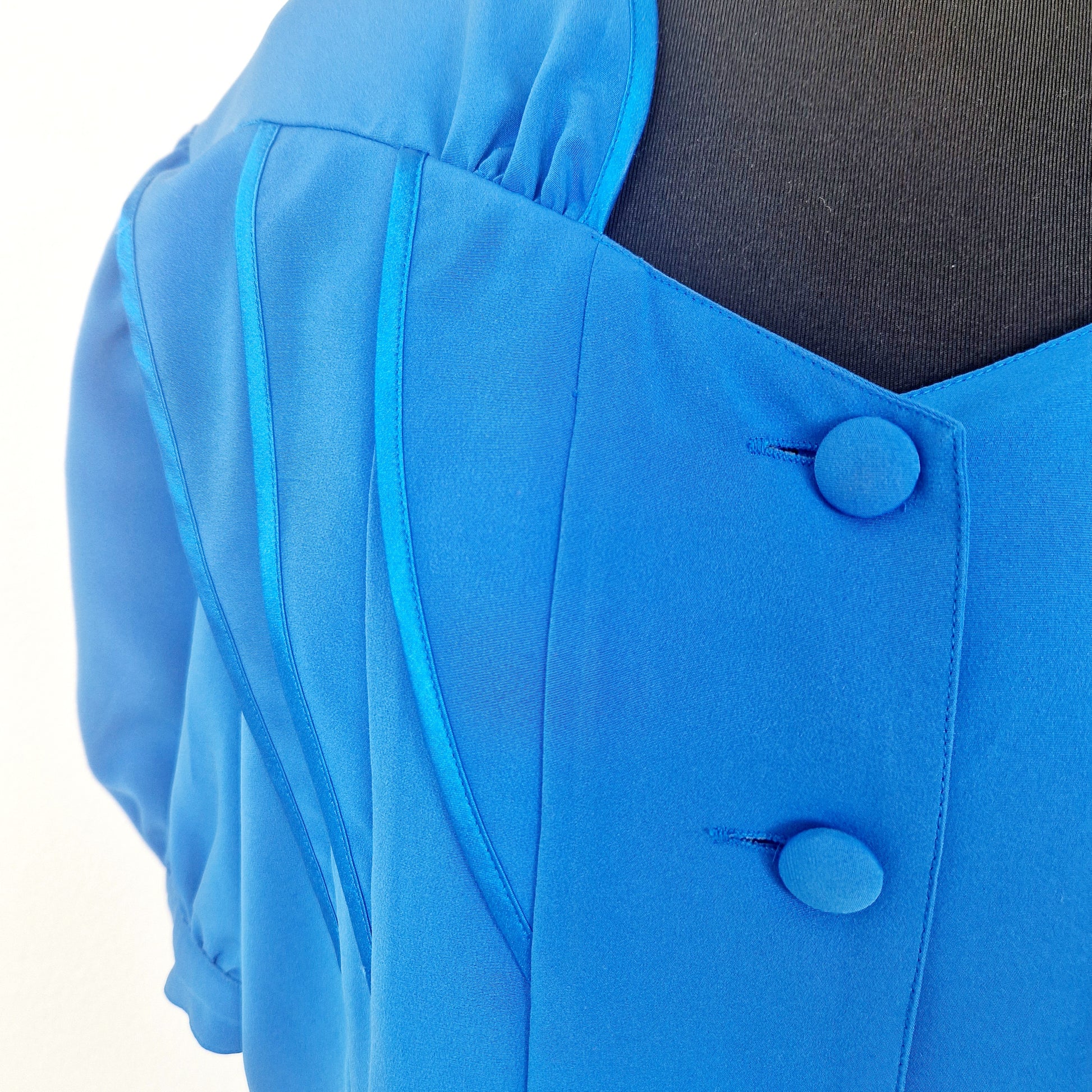 Einzigartige und nachhaltige Vintage Kurzarmbluse in blau. Unique and sustainable vintage short sleeved blouse in blue. Close-up.