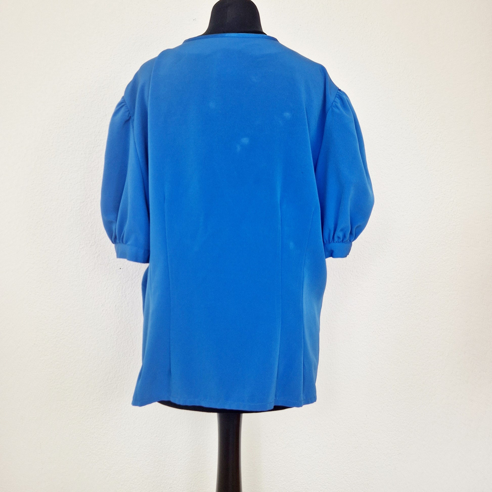Einzigartige und nachhaltige Vintage Kurzarmbluse in blau. Unique and sustainable vintage short sleeved blouse in blue. Back.