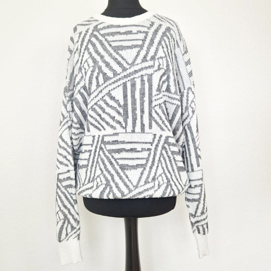 Einzigartiger und nachhaltiger Vintage Pullover in grau-weiss. Unique and sustainable vintage pullover in grey-white. Front.