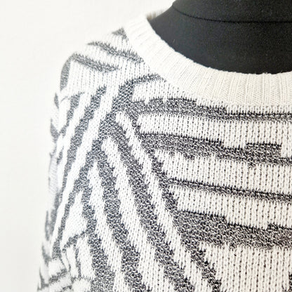 Einzigartiger und nachhaltiger Vintage Pullover in grau-weiss. Unique and sustainable vintage pullover in grey-white. Close-up.