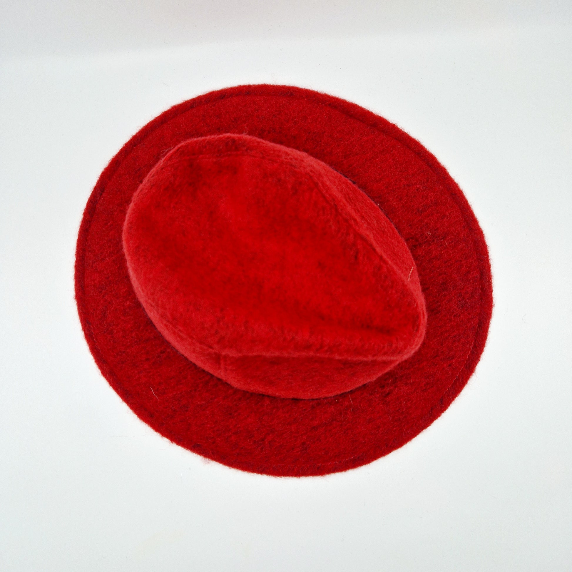 Einzigartiger und nachhaltiger Vintage Hut in rot. Unique and sustainable vintage hat in red. Above.