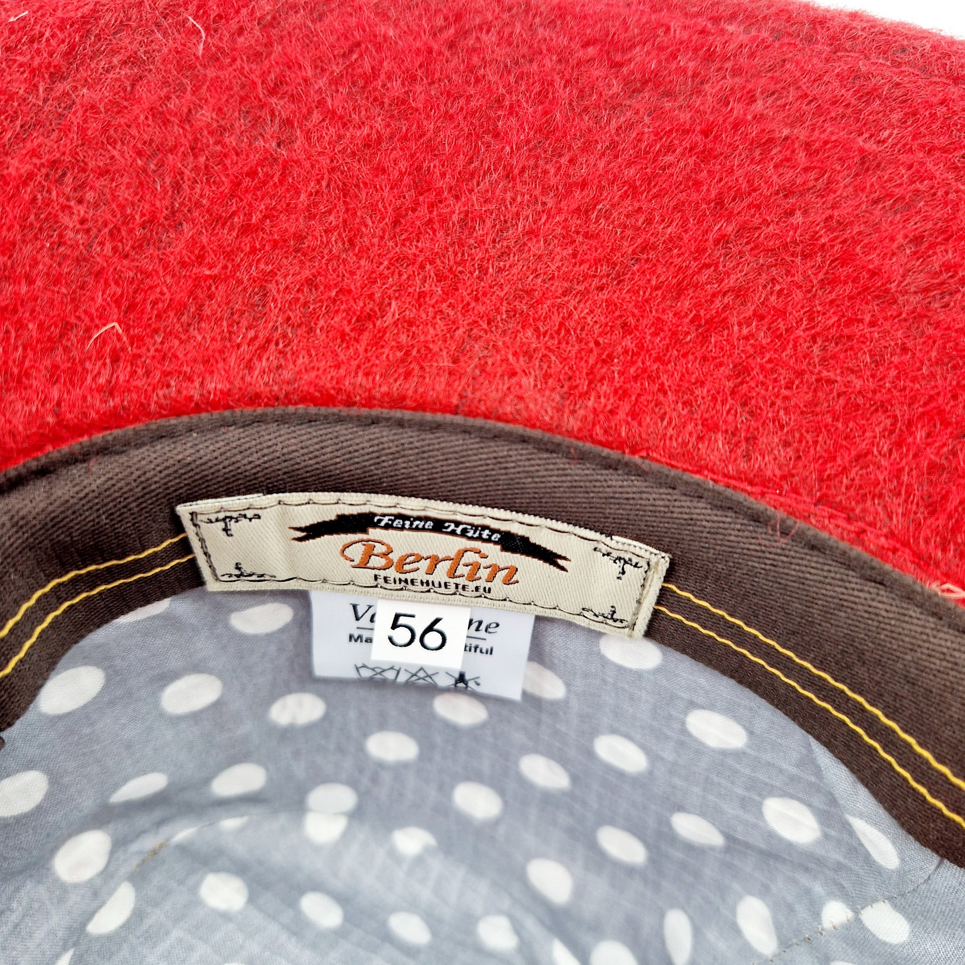Einzigartiger und nachhaltiger Vintage Hut in rot. Unique and sustainable vintage hat in red. Tag.