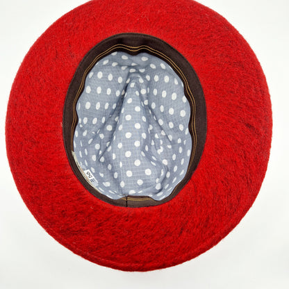 Einzigartiger und nachhaltiger Vintage Hut in rot. Unique and sustainable vintage hat in red. Below.