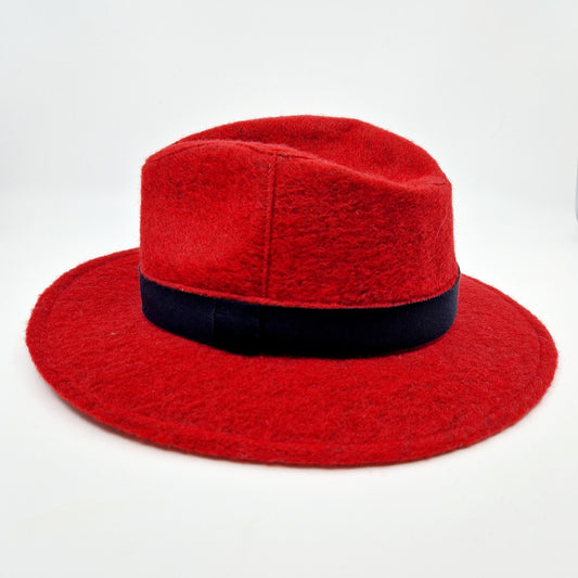 Einzigartiger und nachhaltiger Vintage Hut in rot. Unique and sustainable vintage hat in red. Side.