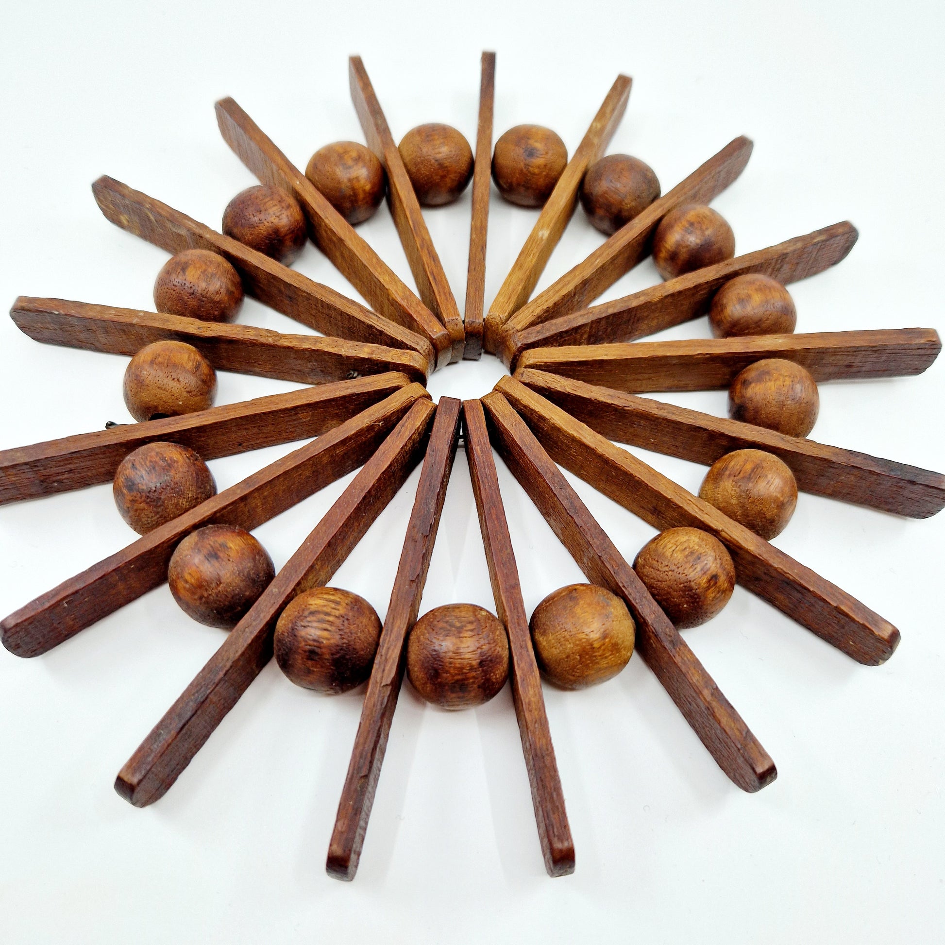 Einzigartiger und nachhaltiger Vintage Topfuntersetzer in Holz. Unique and sustainable vintage pan trivet in wood. Close-up 1.