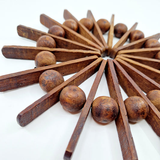 Einzigartiger und nachhaltiger Vintage Topfuntersetzer in Holz. Unique and sustainable vintage pan trivet in wood. Side.