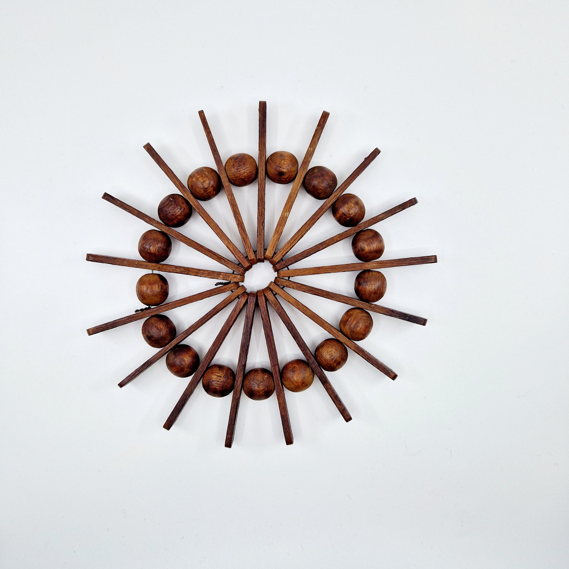 Einzigartiger und nachhaltiger Vintage Topfuntersetzer in Holz. Unique and sustainable vintage pan trivet in wood. Above.