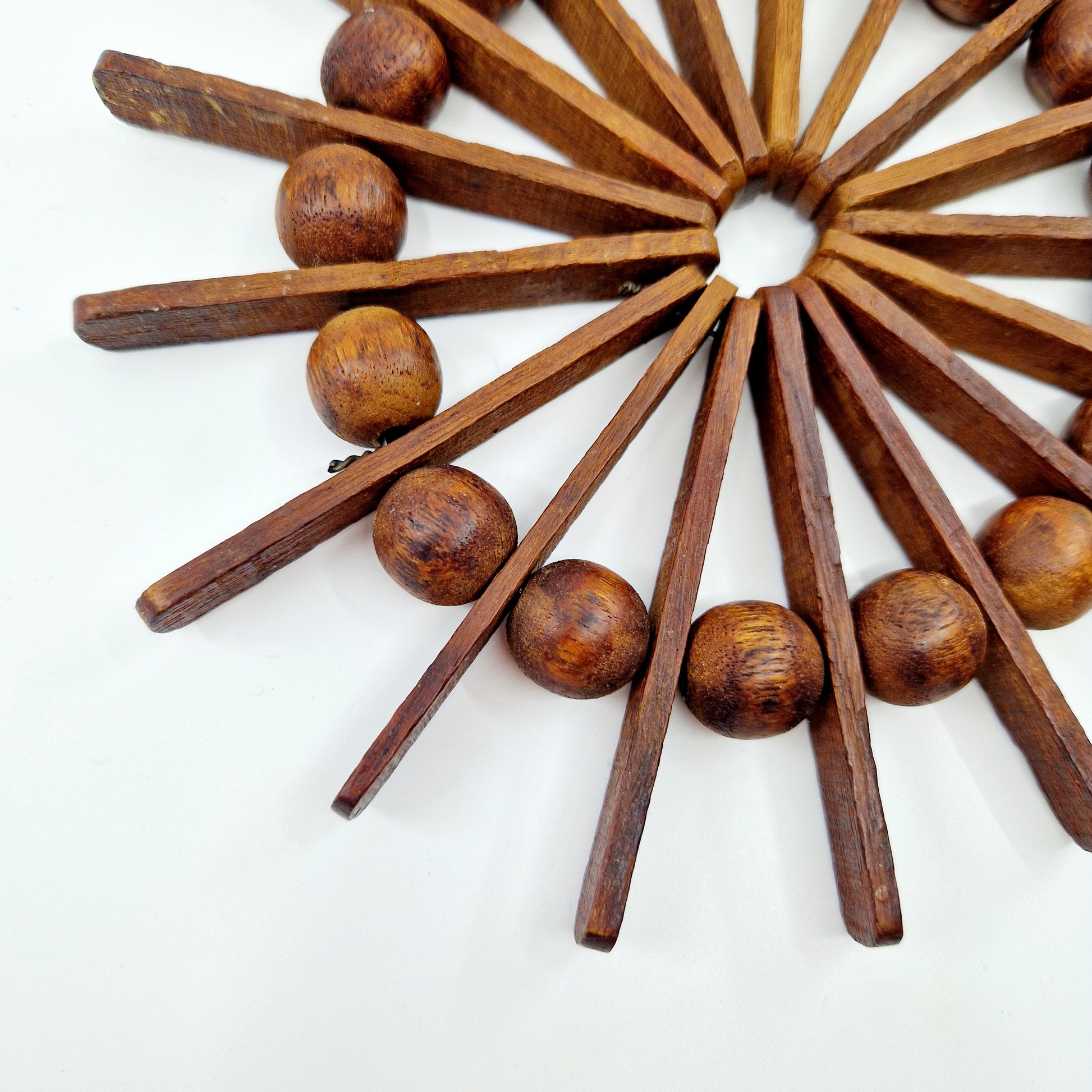 Einzigartiger und nachhaltiger Vintage Topfuntersetzer in Holz. Unique and sustainable vintage pan trivet in wood. Close-up 2.
