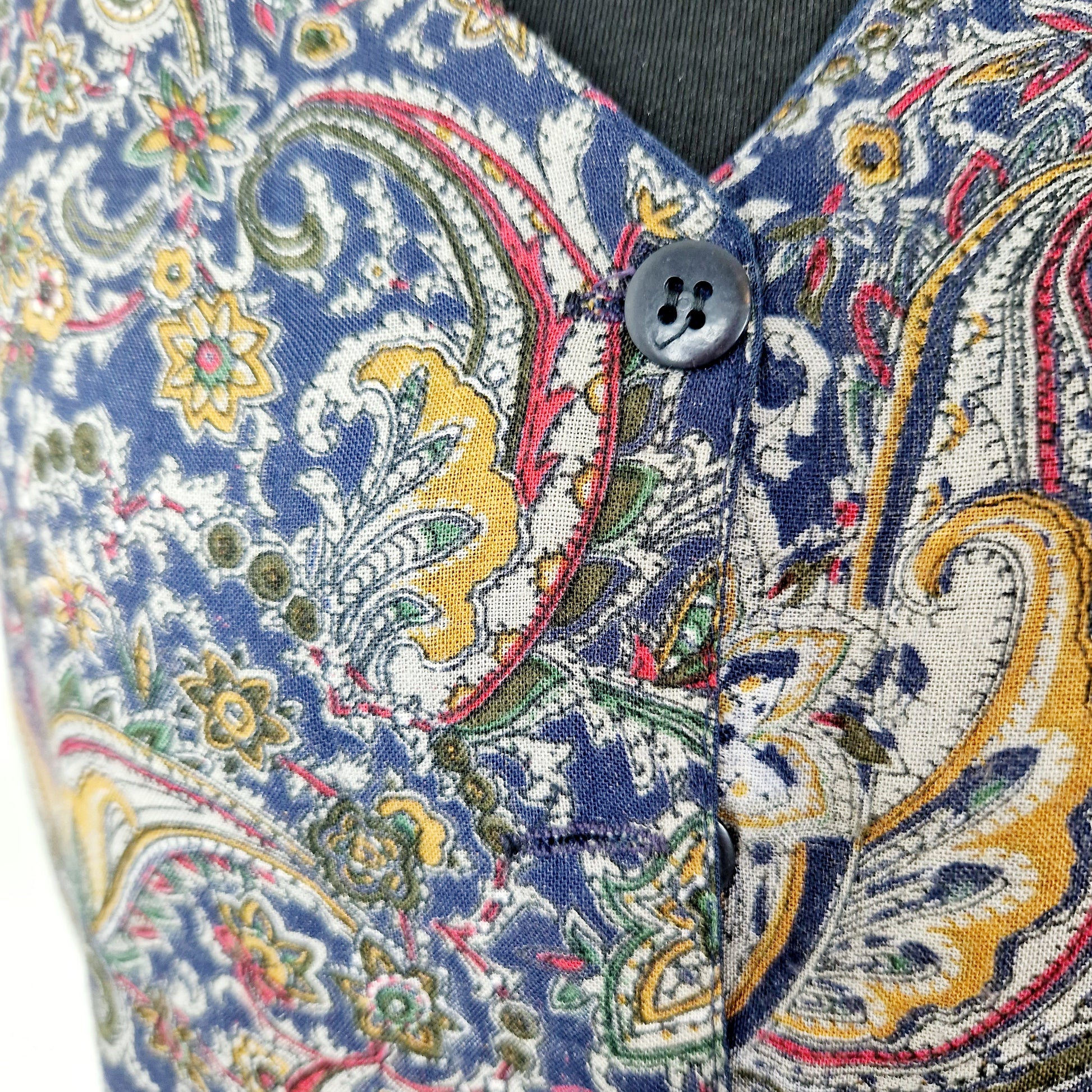 Einzigartige und nachhaltige Vintage Weste in blau mit Paisley. Unique and sustainable vintage vest in blue with paisley. Close-up.