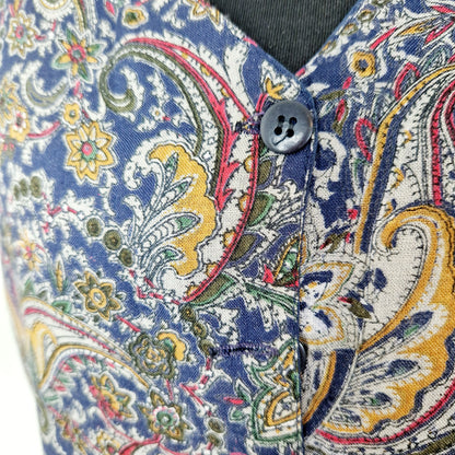 Einzigartige und nachhaltige Vintage Weste in blau mit Paisley. Unique and sustainable vintage vest in blue with paisley. Close-up.