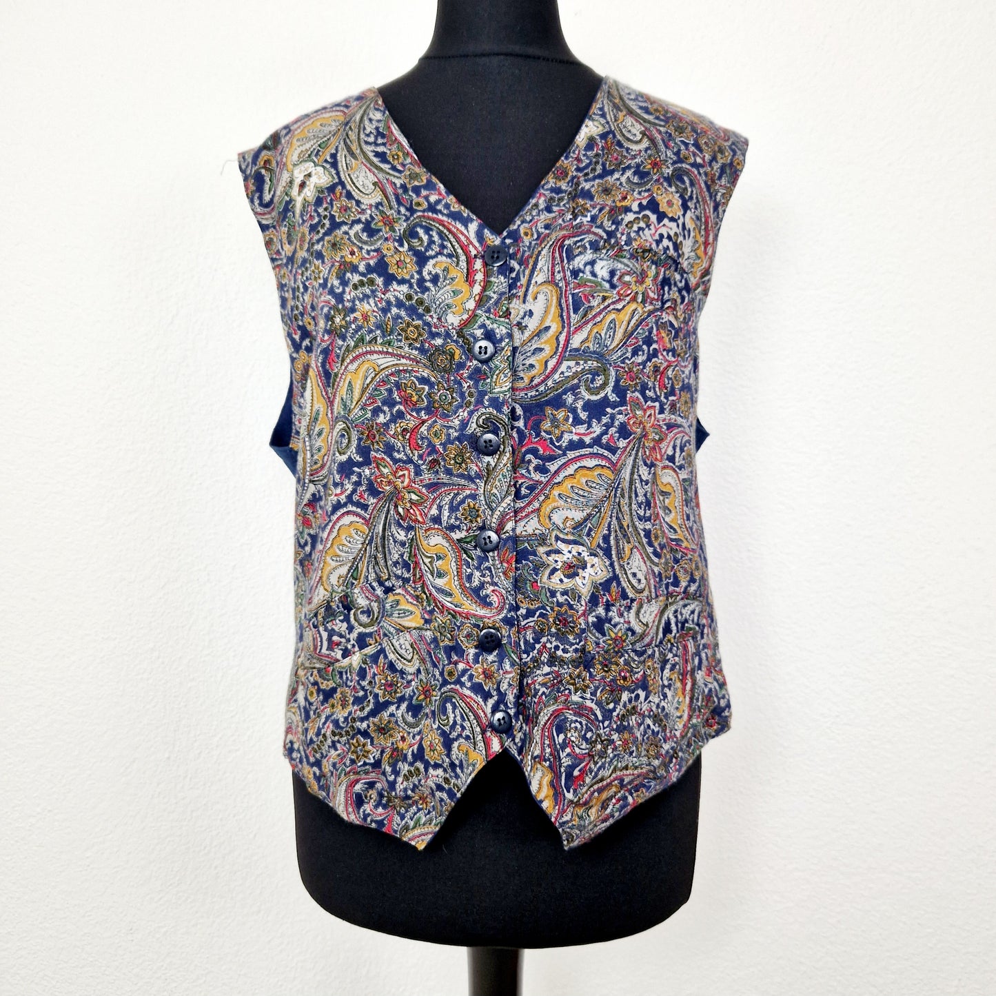 Einzigartige und nachhaltige Vintage Weste in blau mit Paisley. Unique and sustainable vintage vest in blue with paisley. Front.