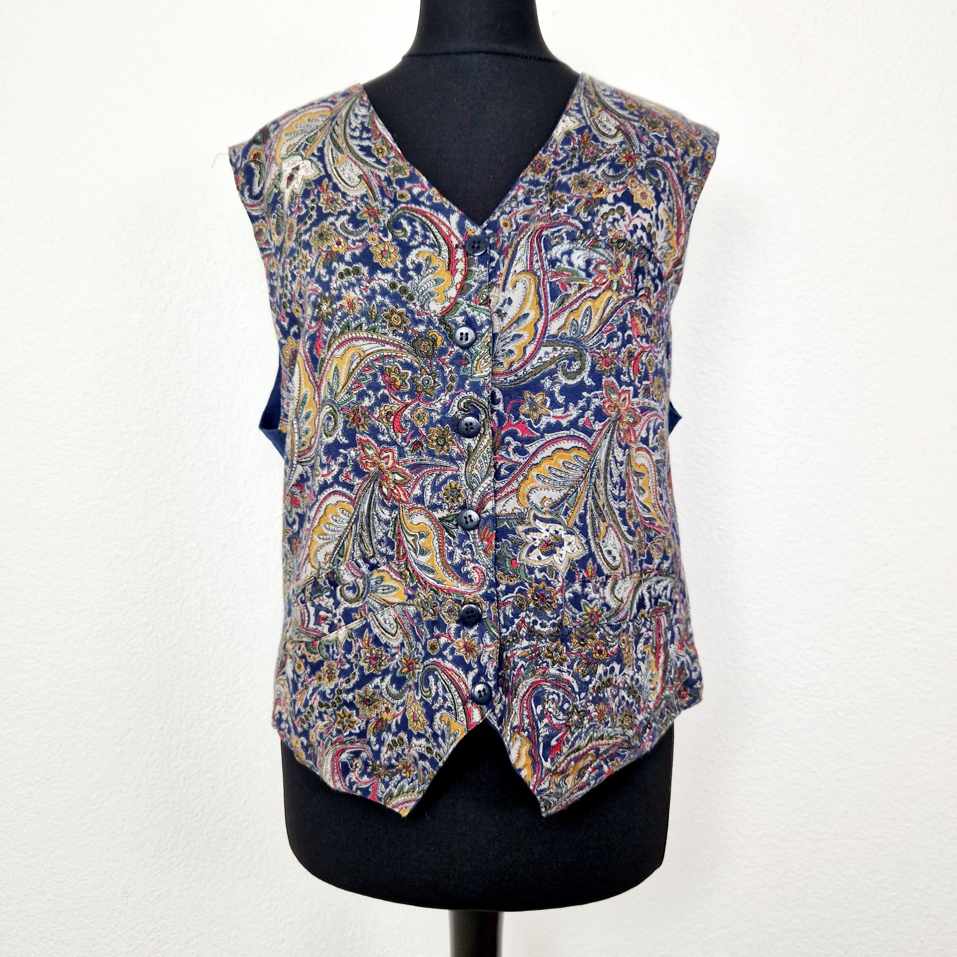 Einzigartige und nachhaltige Vintage Weste in blau mit Paisley. Unique and sustainable vintage vest in blue with paisley. Front.