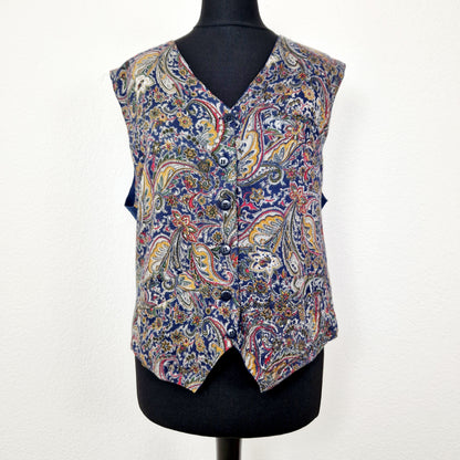 Einzigartige und nachhaltige Vintage Weste in blau mit Paisley. Unique and sustainable vintage vest in blue with paisley. Front.