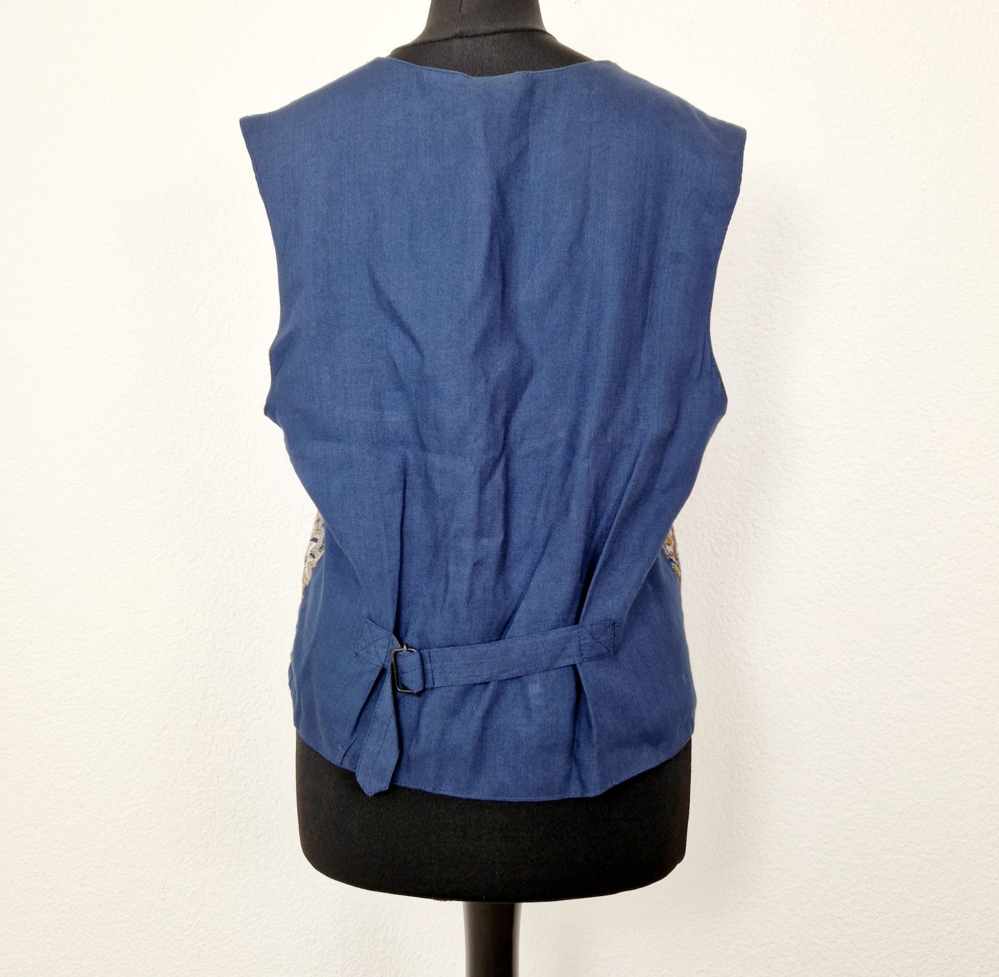 Einzigartige und nachhaltige Vintage Weste in blau mit Paisley. Unique and sustainable vintage vest in blue with paisley. Back.