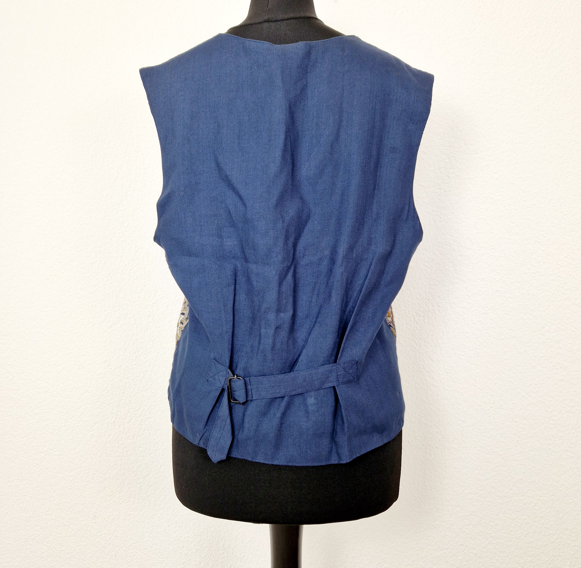 Einzigartige und nachhaltige Vintage Weste in blau mit Paisley. Unique and sustainable vintage vest in blue with paisley. Back.