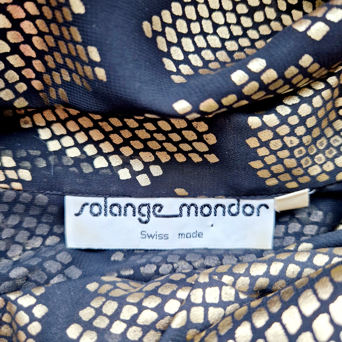Einzigartige und nachhaltige Vintage Bluse in schwarz-gold. Unique and sustainable vintage blouse in black-gold. Tag.