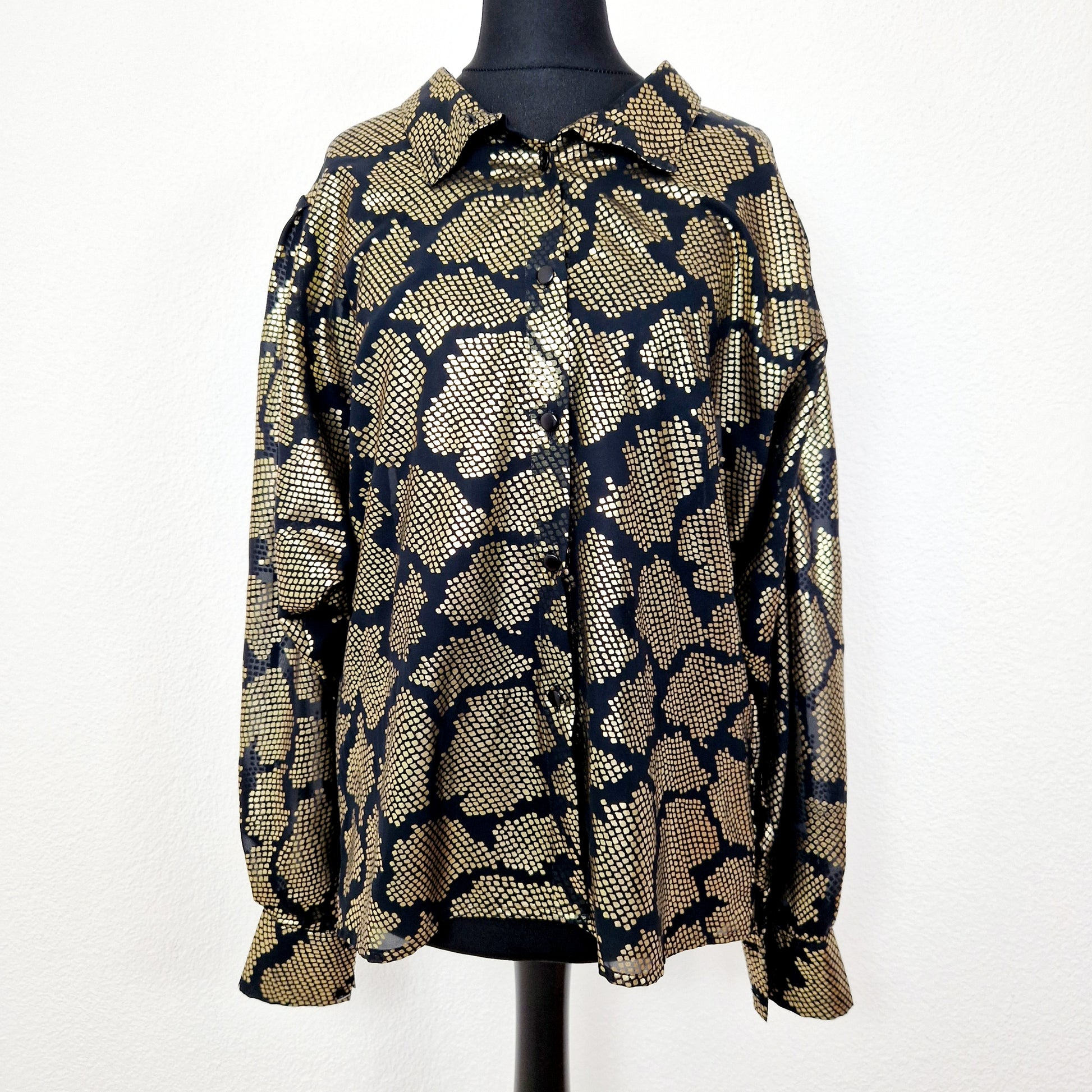 Einzigartige und nachhaltige Vintage Bluse in schwarz-gold. Unique and sustainable vintage blouse in black-gold. Front.