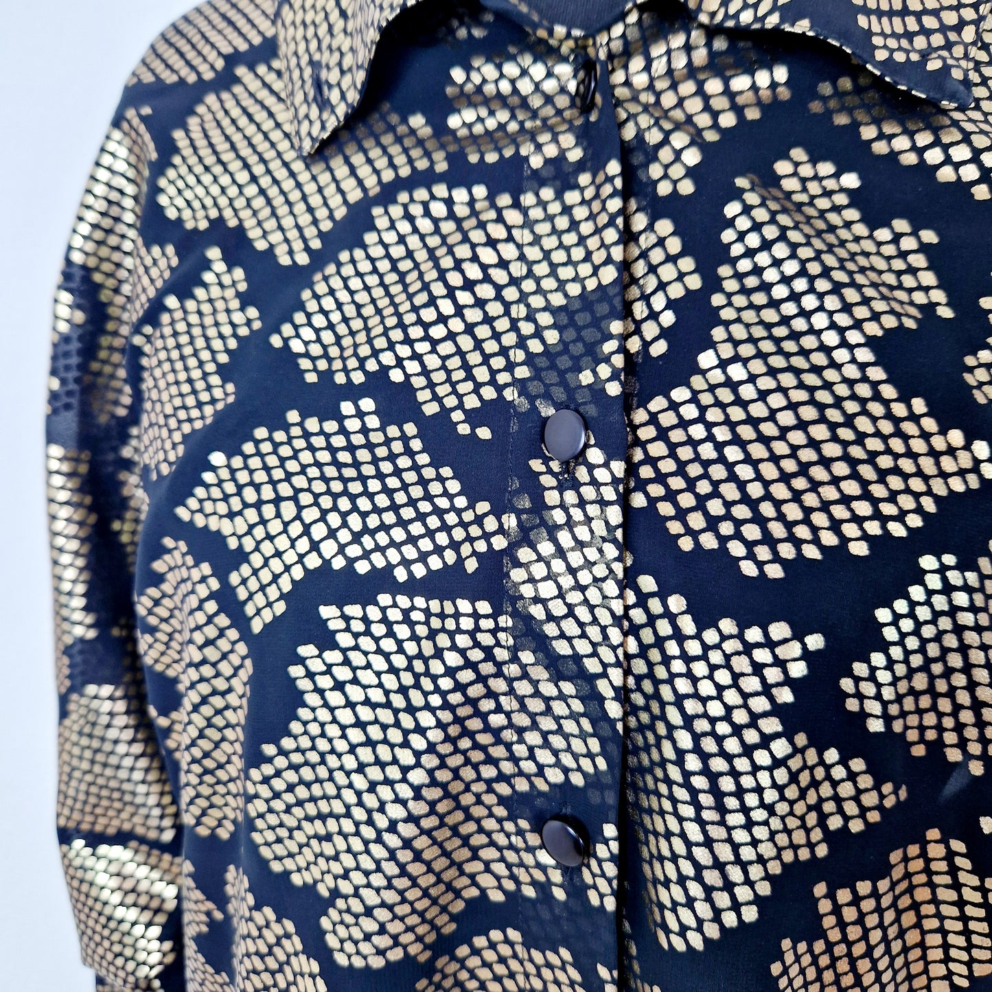 Einzigartige und nachhaltige Vintage Bluse in schwarz-gold. Unique and sustainable vintage blouse in black-gold. Close-up.
