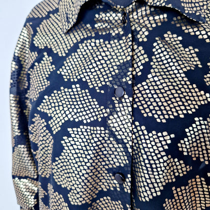 Einzigartige und nachhaltige Vintage Bluse in schwarz-gold. Unique and sustainable vintage blouse in black-gold. Close-up.