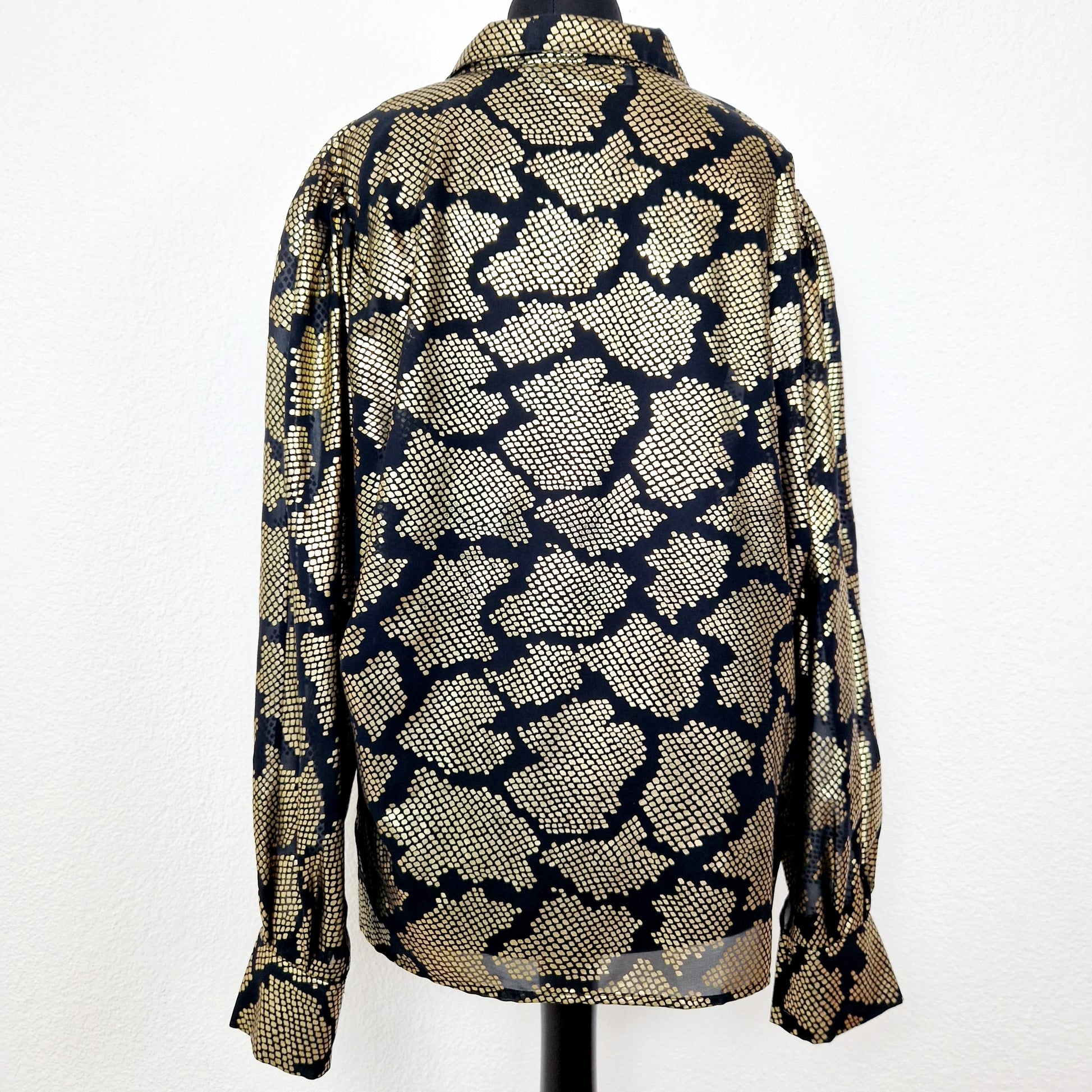 Einzigartige und nachhaltige Vintage Bluse in schwarz-gold. Unique and sustainable vintage blouse in black-gold. Back.