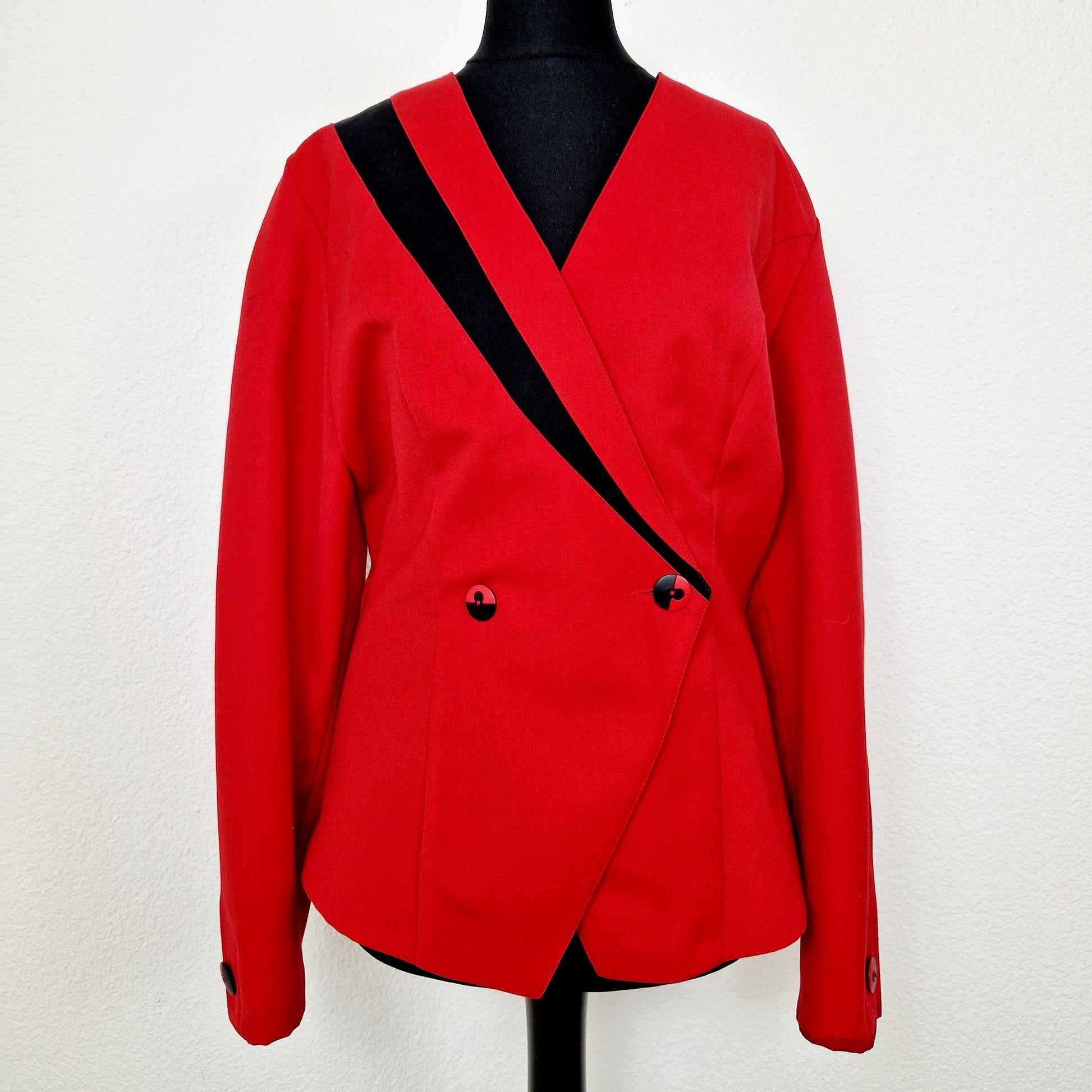 Einzigartiger und nachhaltiger Vintage Blazer in rot-schwarz. Unique and sustainable vintage blazer in red-black.