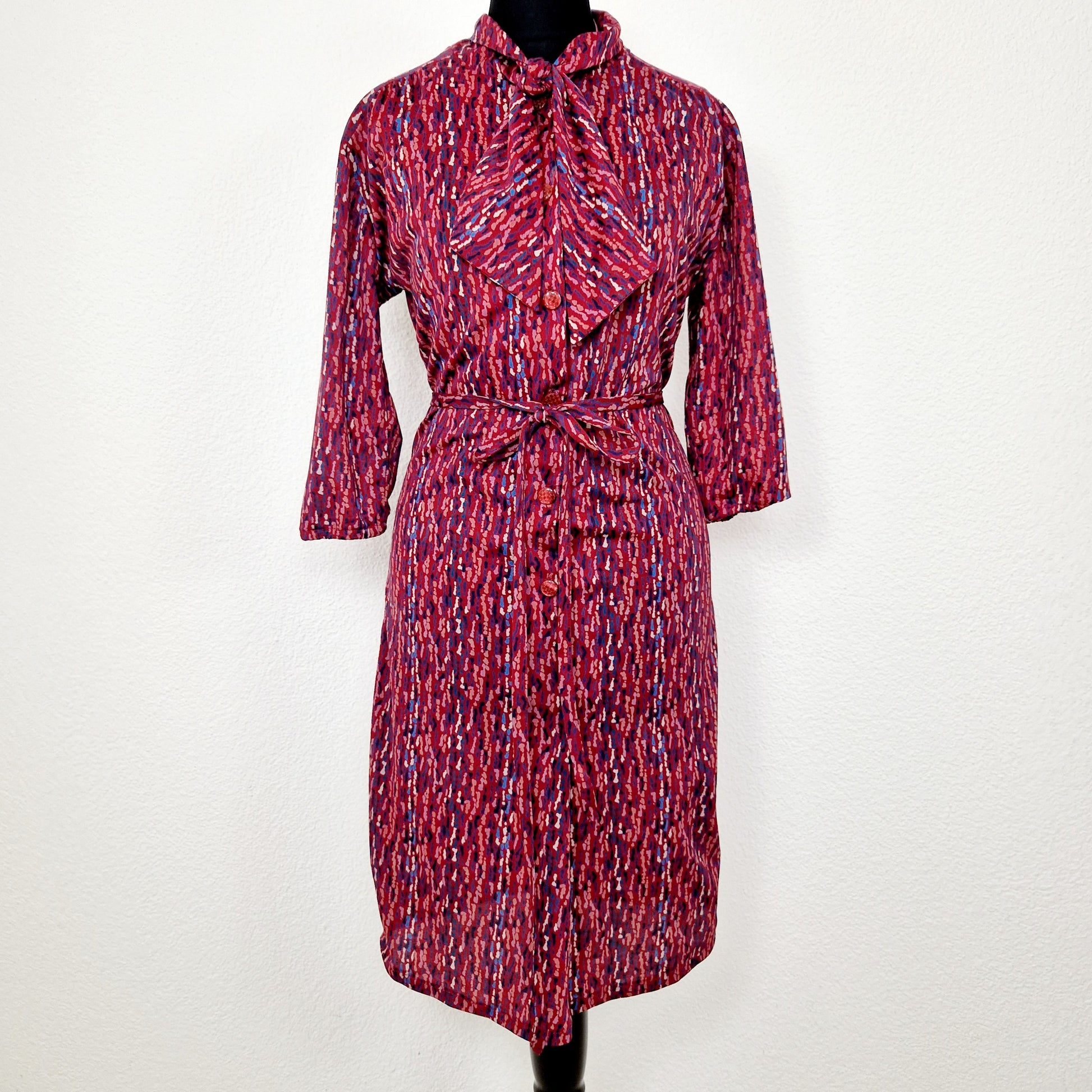 Einzigartiges und nachhaltiges Vintage Kleid in rot mit Schleife. Unique and sustainable vintage dress in red with bow. Front.