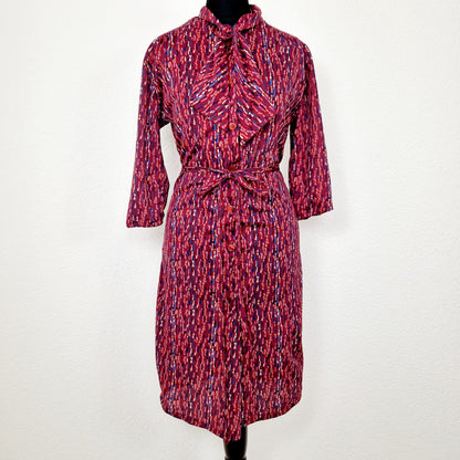 Einzigartiges und nachhaltiges Vintage Kleid in rot mit Schleife. Unique and sustainable vintage dress in red with bow. Front.