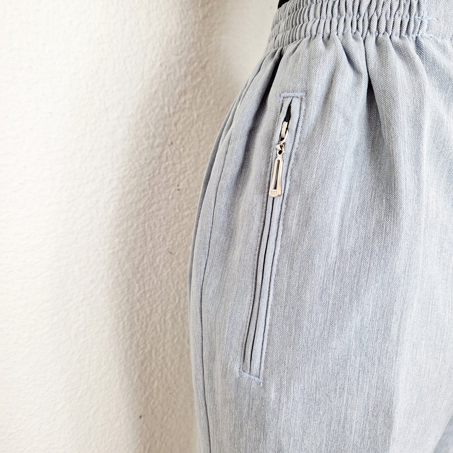 Einzigartige und nachhaltige Vintage Hose in grau. Unique and sustainable vintage trousers in grey. Zipper.