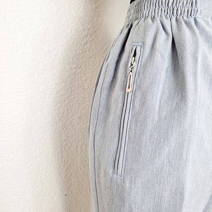 Einzigartige und nachhaltige Vintage Hose in grau. Unique and sustainable vintage trousers in grey. Zipper.