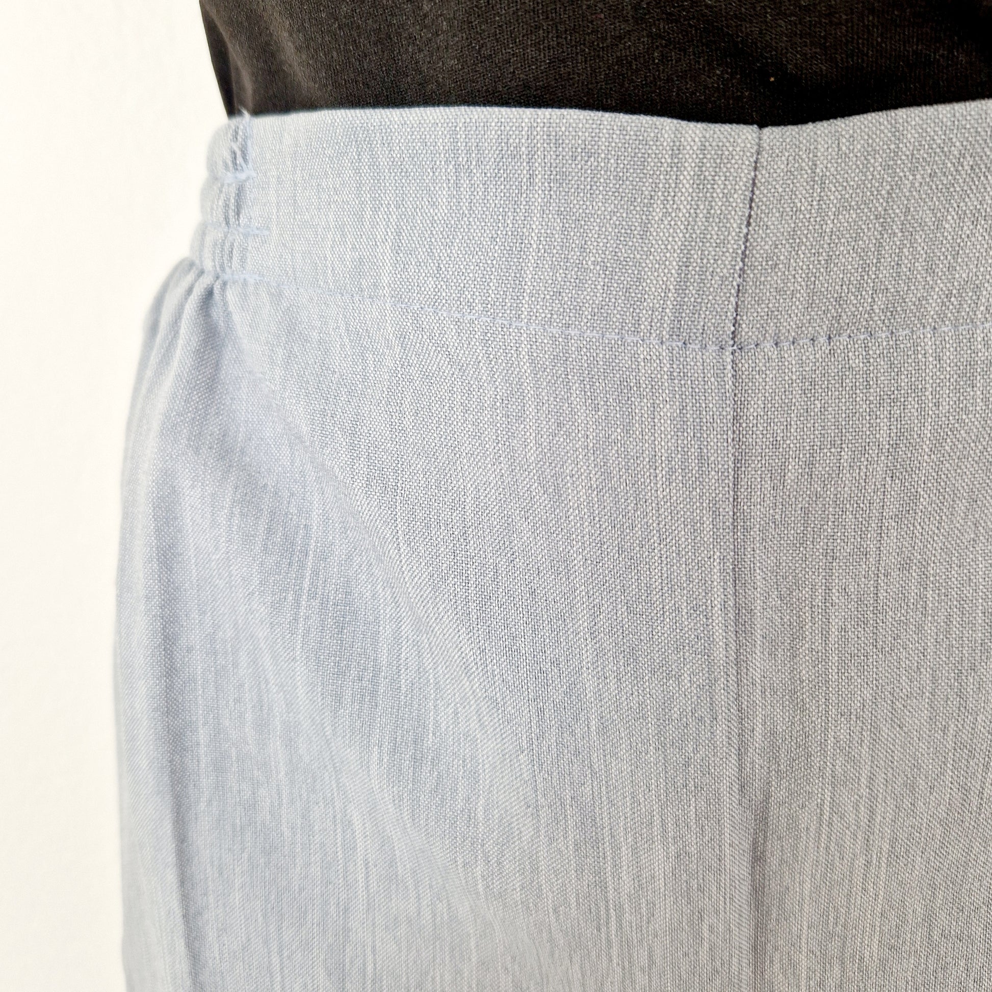 Einzigartige und nachhaltige Vintage Hose in grau. Unique and sustainable vintage trousers in grey. Close-up.