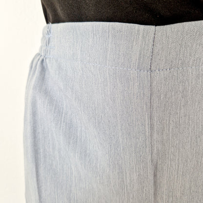 Einzigartige und nachhaltige Vintage Hose in grau. Unique and sustainable vintage trousers in grey. Close-up.