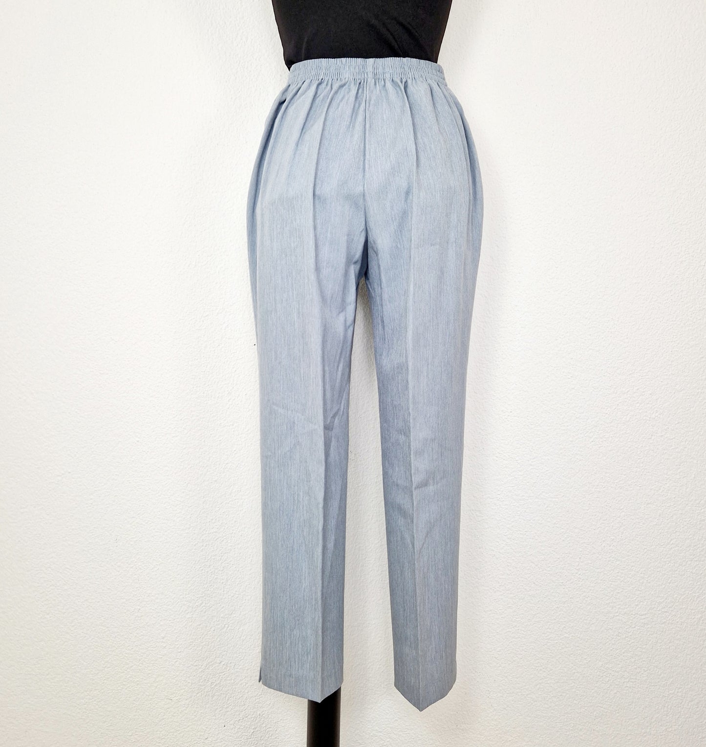 Einzigartige und nachhaltige Vintage Hose in grau. Unique and sustainable vintage trousers in grey. Back.