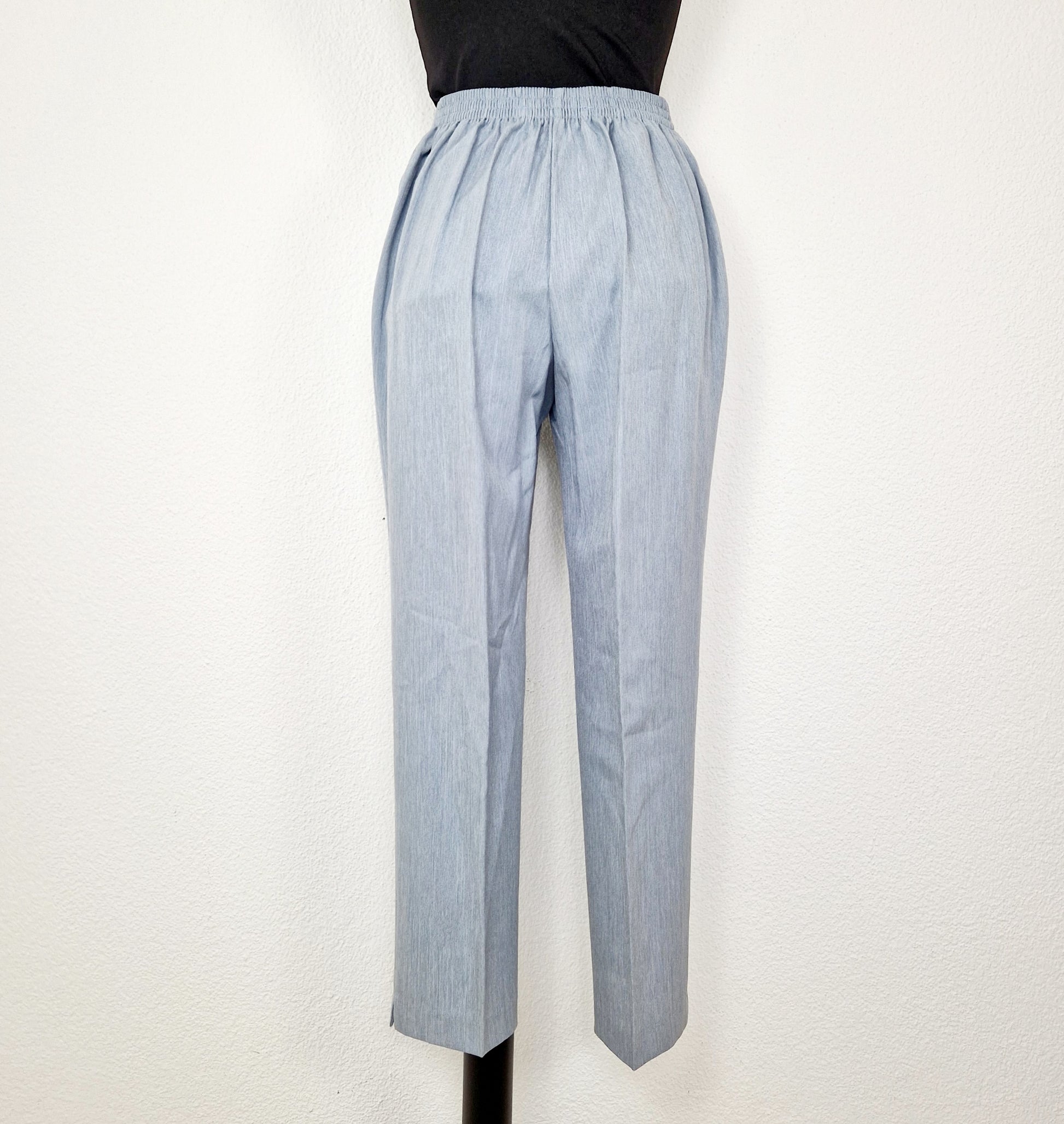 Einzigartige und nachhaltige Vintage Hose in grau. Unique and sustainable vintage trousers in grey. Back.