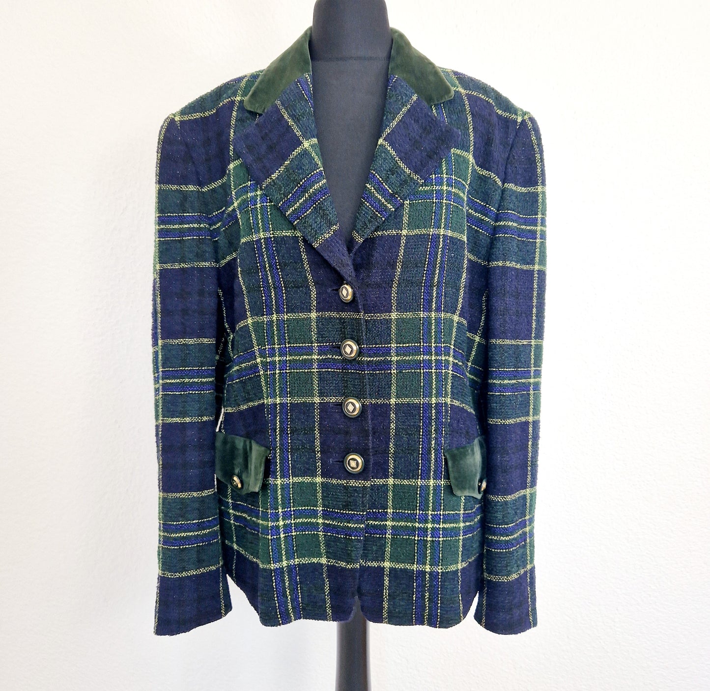 Einzigartiger und nachhaltiger Vintage Blazer in grün-blau-gelb und kariert. Unique and sustainable vintage blazer in green-blue-yellow and checkered. Front.