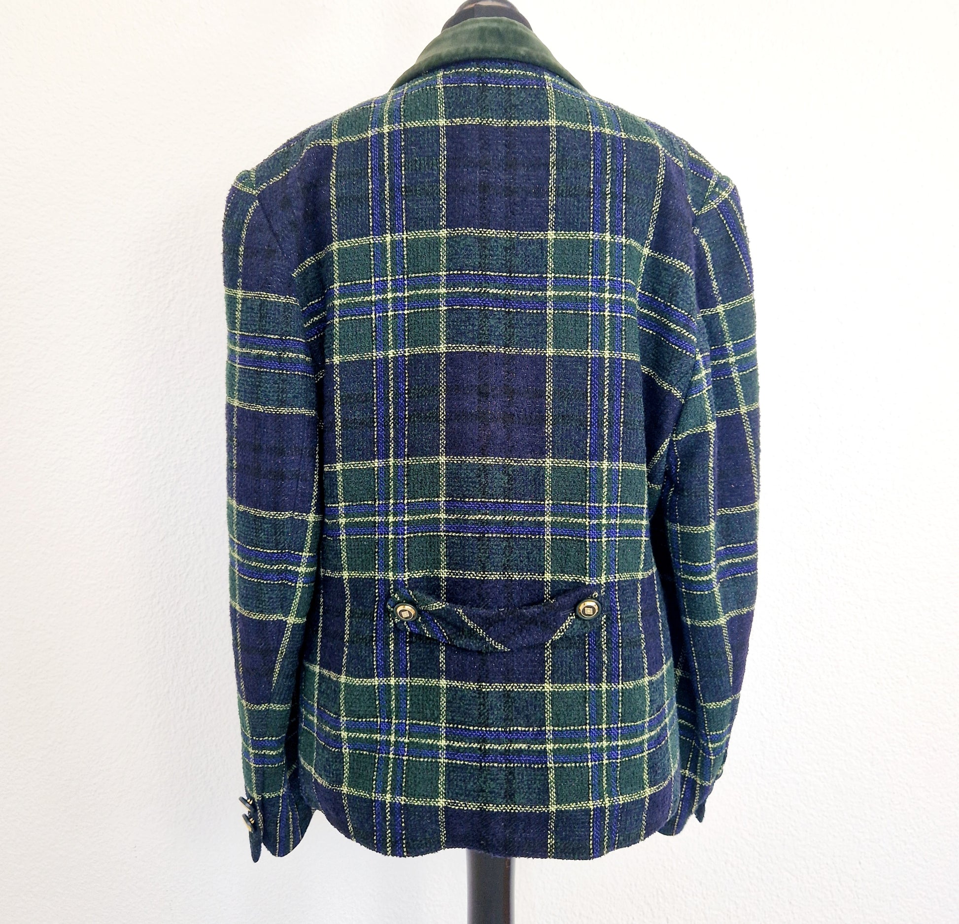 Einzigartiger und nachhaltiger Vintage Blazer in grün-blau-gelb und kariert. Unique and sustainable vintage blazer in green-blue-yellow and checkered. Back.